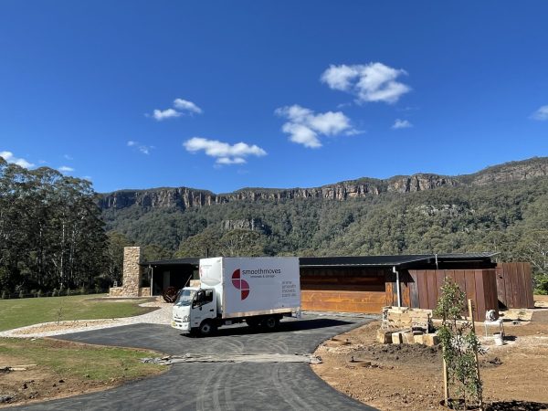 Smoothmoves moving truck with the Blue Mountains as background